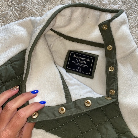 Abercrombie & Fitch Asymmetrical Quilted Sweater - Picture 5 of 7